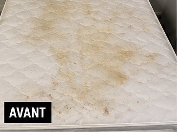 Matelas matelassé avant nettoyage — traces jaunies et auréoles