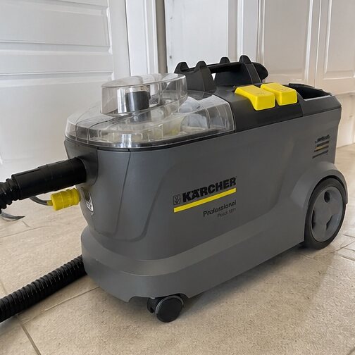 Injecteur-extracteur professionnel Kärcher Puzzi 10/1 utilisé par Clean Flash 74